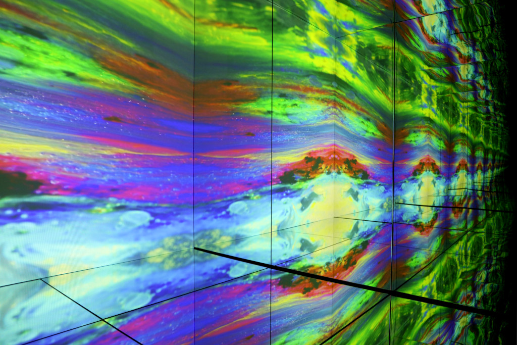 Eternidad 3 Cubo Azul (700cm x 300cm x 390cm - Espejo laminado, acero inoxidable, pantalla de proyección - 2022)